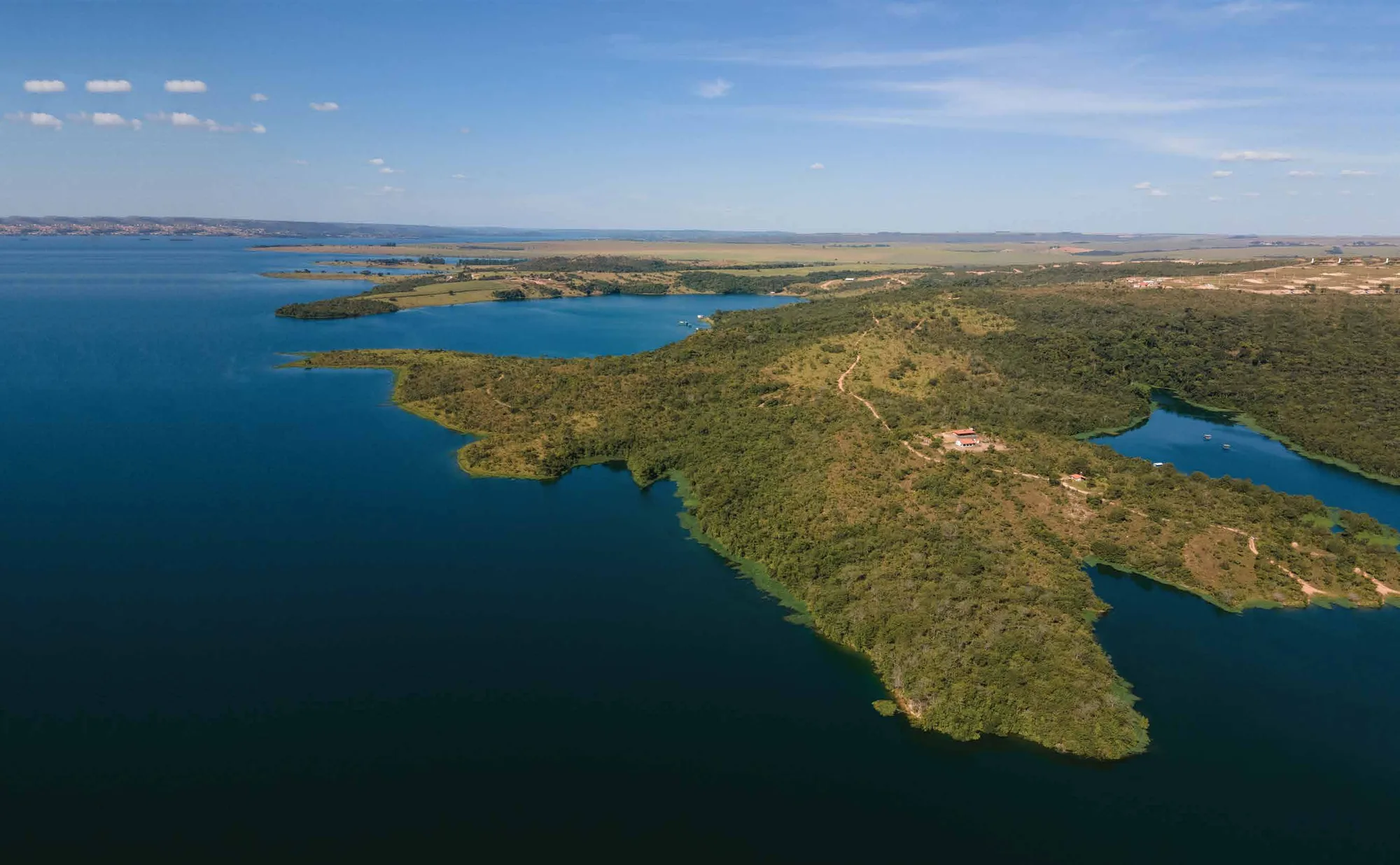 Vista a&eacute;rea da pen&iacute;nsula do Ventura no Lago Corumb&aacute; IV, em Silv&acirc;nia